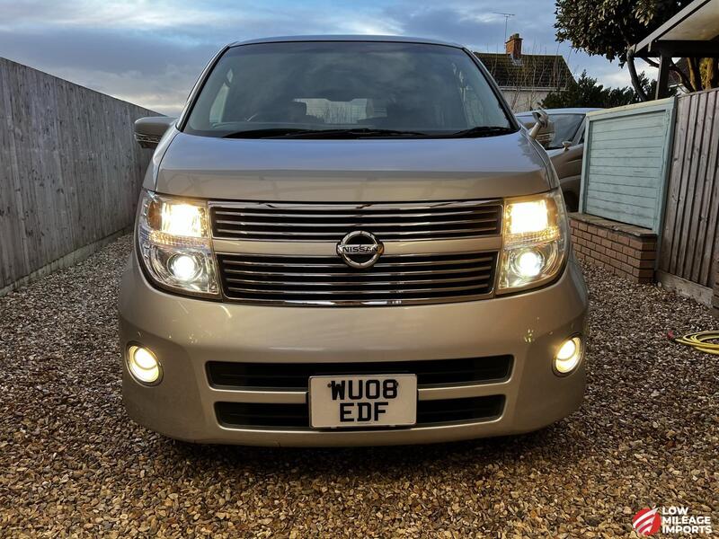 View NISSAN ELGRAND 350 HWS Red Leather Premium Selection 8 Seats